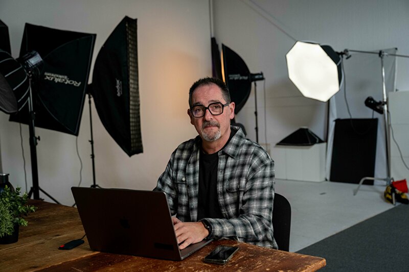 Tjapko achter de computer in de fotostudio